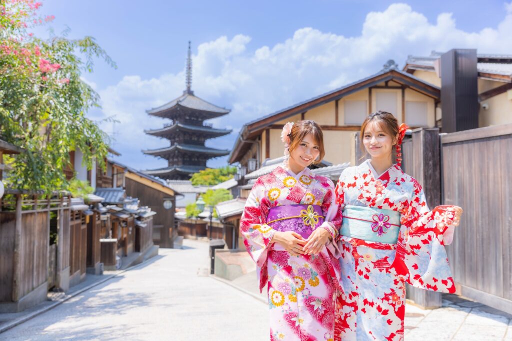 야사카 탑을 배경으로 교토 기모노 렌탈 교코마치의 기모노를 입고 교토에서 기모노 체험을 즐기며 산책해 보세요. 인기 관광지인 야사카 신사와 기요미즈데라에서 아름다운 사진 촬영을 할 수 있습니다.