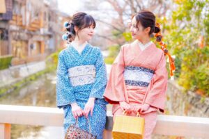ผู้หญิงสองคนสวมกิโมโนริมแม่น้ำชิราคาวะในย่านกิออน เกียวโต ภาพจากประสบการณ์กิโมโนของ Kyoto Kimono Rental Kyokomachi
